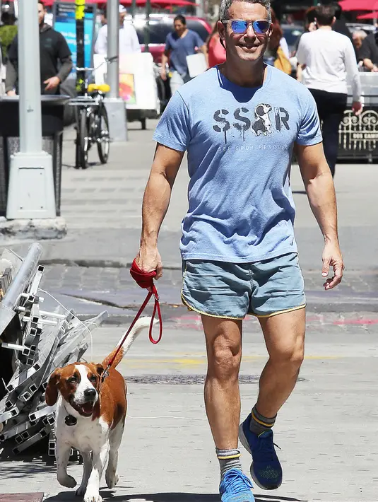 Andy Cohen terlihat sangat bahagia ketika mengajak jalan-jalan anjingnya. (Lisvett Serrant/Startraksphoto/USMagazine)