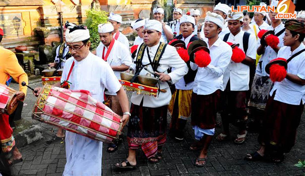 Rombongan pria berbaris sambil menabuh gamelan yang juga akan digunakan saat Upacara Melasti (Liputan6.com/Andrian M Tunay)