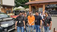 Polres Jakbar merilis kasus Tohab Silaban, pengemudi Agya yang melawan polisi saat ditilang. (Nanda Perdana Putra/Liputan6.com)