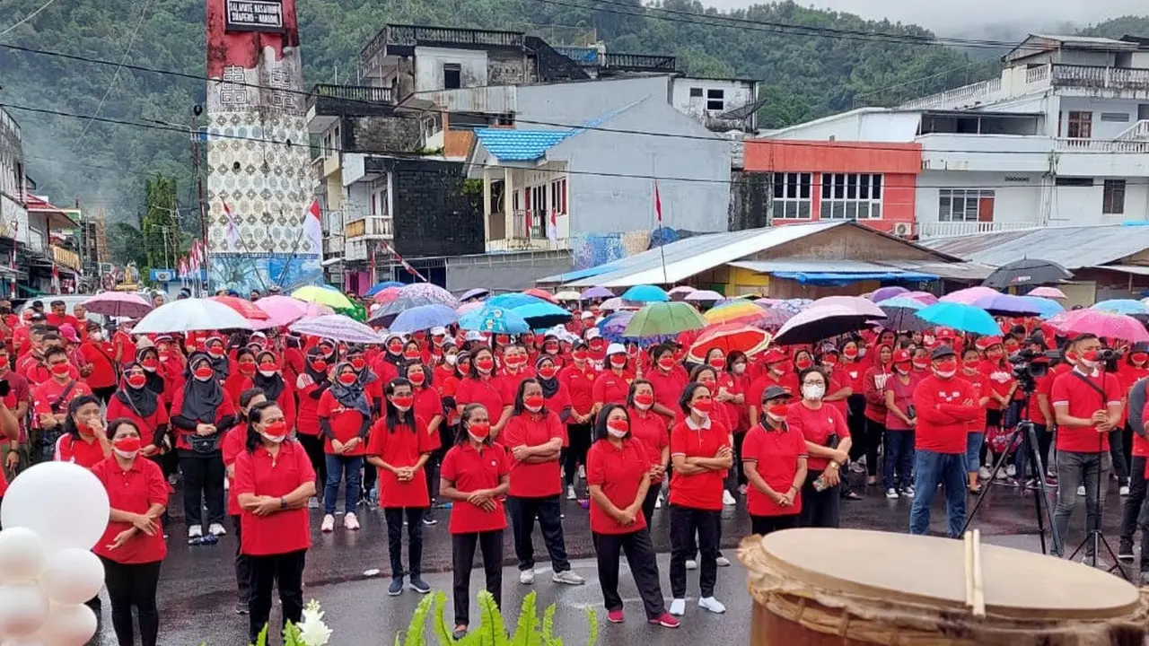 Ribuan orang di Kabupaten Kepulauan Talaud menari  Masamper massal.