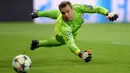 Manuel Neuer didatangkan menuju Bayern Munich pada musim 2011/2012. Penampilannya bersama Munich sangat gemilang dengan meraih 212 clean sheet dari 433 penampilan. Ia juga pernah meraih sextuple atau enam gelar dalam satu tahun. (Foto: AFP/DPA/Andreas Gebert)