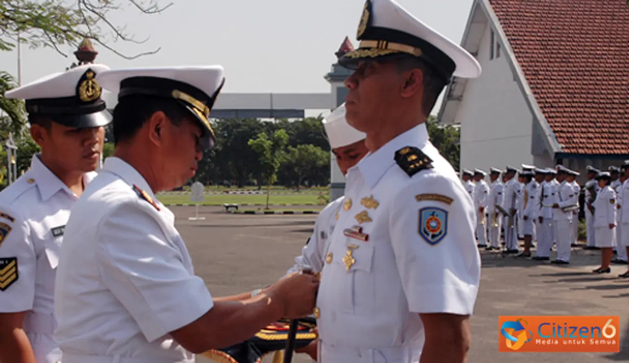 Citizen6, Surabaya: Mayor Laut (S) Joko Nuryadi secara resmi menyerahkan jabatan Komandan Sekolah Tamtama Pusat Pendidikan Bantuan Administrasi (Danseta Pusdikbanmin) kepada Komandan Pusdikbanmin Kolonel Laut (S) Untung Purnomo. (Pengirim: Penkobangdikal)