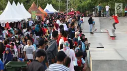 Warga memadati kawasan RPTRA Kalijodo, Jakarta, Minggu (30/12). Libur panjang jelang pergantian tahun dimanfaatkan warga untuk berlibur di kawasan RPTRA Kalijodo, Jakarta. (Liputan6.com/Helmi Fithriansyah)