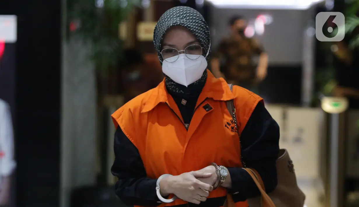 Bupati nonaktif Probolinggo Puput Tantriana Sari usai menjalani sidang lanjutan yang digelar secara dalam jaringan dari Pengadilan Tipikor Surabaya, Gedung KPK Jakarta, Rabu (23/2/2022). Puput merupakan terdakwa dugaan suap seleksi jabatan di Kabupaten Probolinggo. (Liputan6.com/Helmi Fithriansyah)