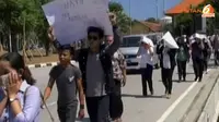 [VIDEO] Tolak Relokasi, Pedagang Bandara Ngurah Rai Demo