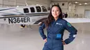 Shaesta Waiz berpose saat tiba di Montreal, Kanada, Senin (15/5). Shaesta merupakan pilot lulusan baru dari Embry-Riddle Aeronautical University. Dia ingin menjadi wanita termuda yang berhasil menuntaskan proyek tersebut. (AFP Photo/Catherine Legault)