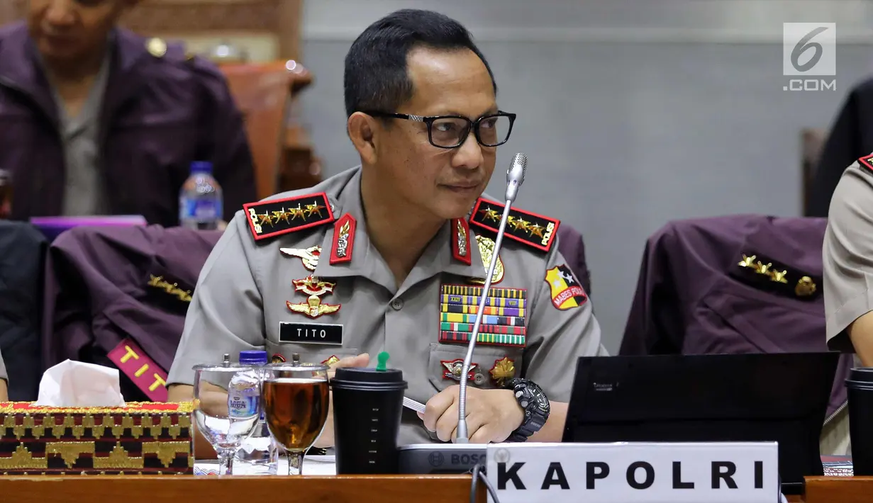 Kapolri Jenderal Pol Tito Karnavian mengikuti rapat kerja dengan Komisi III DPR di Kompleks Parlemen Senayan, Jakarta, Rabu (14/3). Polri juga akan bersinergi dengan aparat penegak hukum lainnya dalam pemberantasan korupsi. (Liputan6.com/Johan Tallo)