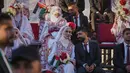 Suara gendang yang menggema dan sambutan meriah dari para keluarga serta warga sekitar menghidupkan kembali suasana yang selama ini dipenuhi kesedihan. Tampak dalam foto, pasangan Palestina Hikmat Lawwa dan Eman Lawwa, tengah, bergabung dengan pasangan pengantin baru lainnya dalam upacara pernikahan massal di Kota Hamad, Khan Younis, Jalur Gaza, Selasa 2 Desember 2025. (AP Photo/Abdel Kareem Hana)
