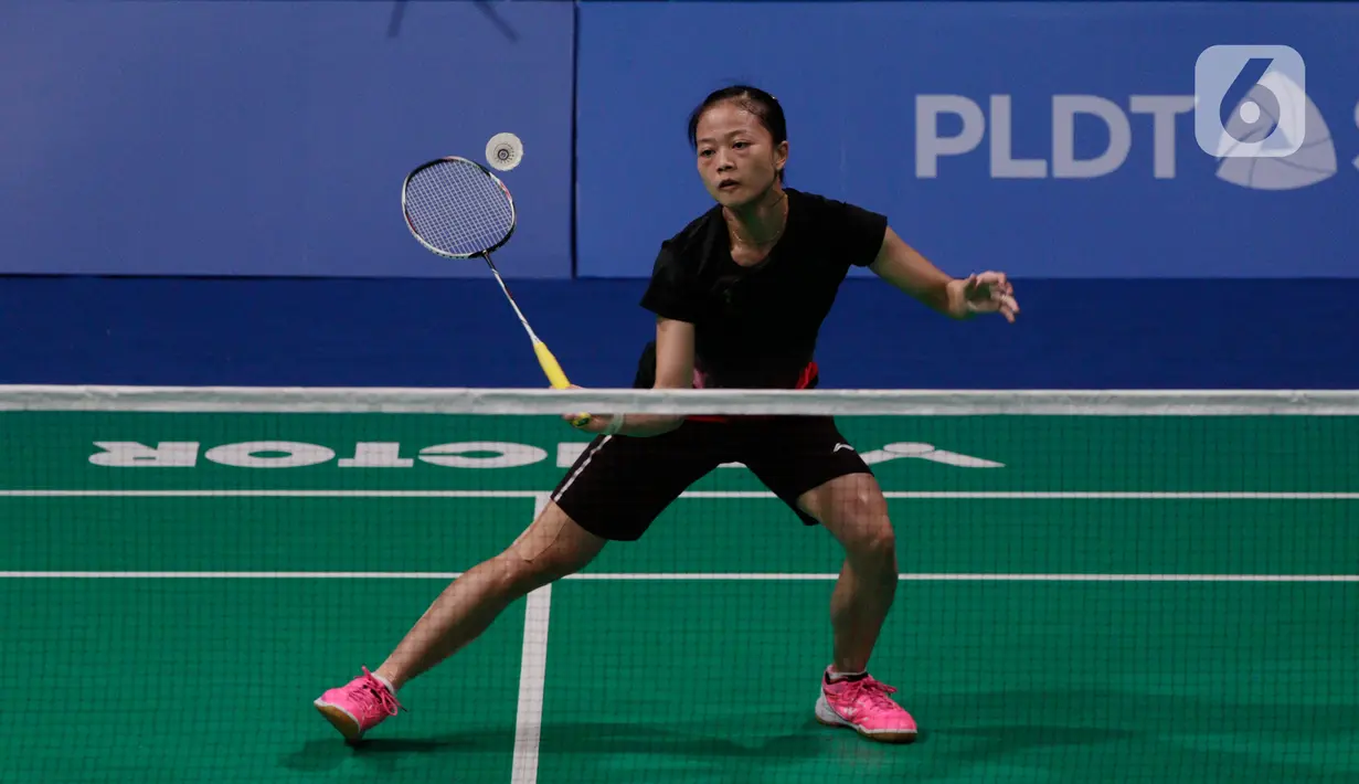 Pebulutangkis Indonesia, Fitriani, berusaha mengembalikan kok ke arah Busanan Ongbumrungpan pada final beregu putri SEA Games 2019 di Muntinlupa Sports Complex, Manila, Selasa (3/12). Fitriani kalah 8-21 dan 10-21 yang membuat Indonesia tertinggal lagi dari Thailand. (Bola.com/M Iqbal Ichsan)