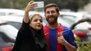 Reza Parastesh, seorang warga Iran yang memiliki wajah mirip Lionel Messi diajak selfie oleh warga di jalanan Tehran, Iran, Senin (8/5/2017). (AFP/Atta Kenare)