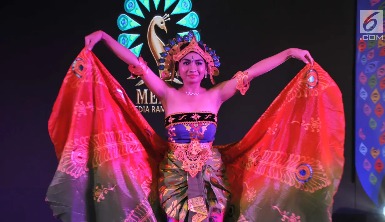 Pertunjukan kesenian tradisional Tari Merak berasal dari tanah Sunda Jawa Barat di Malam Penganugerahaan Piala Media Ramah Anak (Merak) 2018 di Jakarta Jummat (7/12). (Liputan6.com/Pool/Humas KPPPA)
