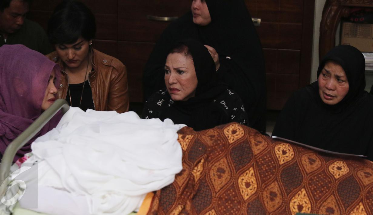 Istri Tukul Meninggal, Komedian hingga Politikus Melayat ke Rumah Duka - Foto Liputan6.com