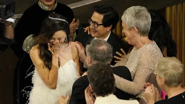 Michelle Yeoh menang Piala Oscar 2023 lewat film Everything Everywhere All At Once. (Foto: AP Photo/Chris Pizzello)