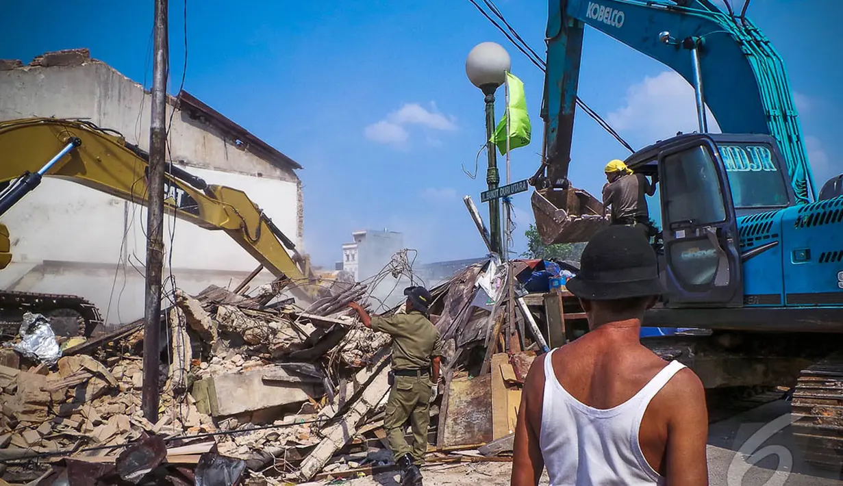 Seorang warga melihat proses penghancuran bangunan yang dilakukan oleh Pemprov DKI Jakarta dengan menggunakan Eskavator, Jakarta, Rabu (28/8/2014) (Liputan6.com/Faizal Fanani)