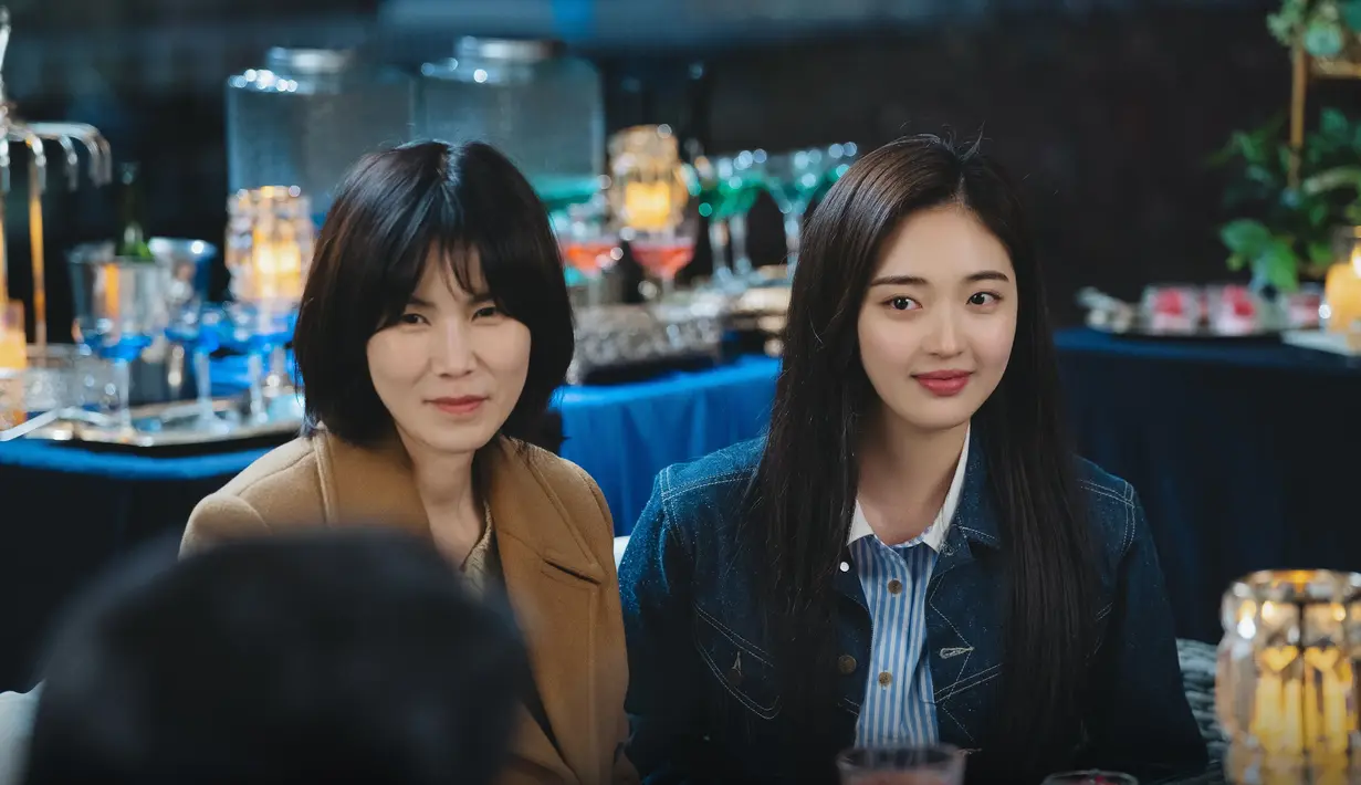 Dalam foto tersebut, Kang Ji Won menampilkan senyum cerah yang cocok untuk bintang malam itu sambil mesra dengan Park Min Hwan, yang sedang mengudara sambil juga mewaspadai perasaan Jung Soo Min. (Foto: tvN via Soompi)