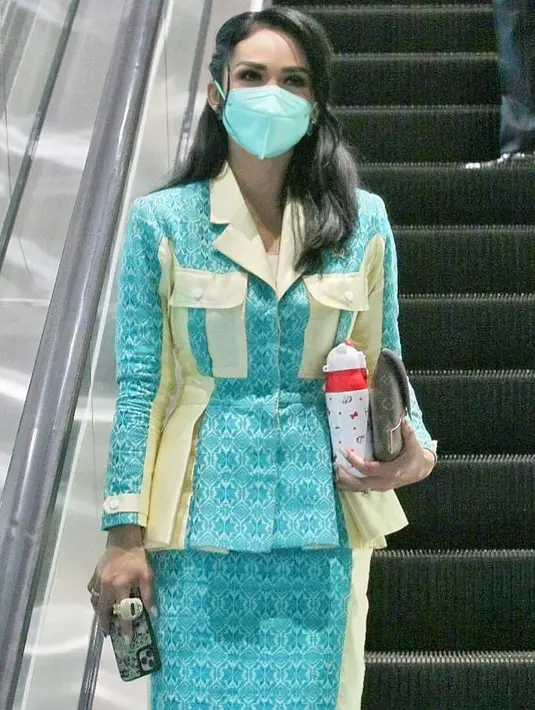 Banyak orang penasaran dengan perawatan wajah yang dilakukan Krisdayanti. Ternyata kabar yang beredar selama ini akhirnya terungkap dan dijawab langsung oleh yang bersangkutan.
 (Instagram/krisdayantilemos)