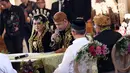 Bobby Nasution disaksikan putri Presiden Jokowi, Kahiyang Ayu membacakan janji nikah setelah melaksanakan ijab kabul di Gedung Graha Saba, Sumber, Solo, Jawa Tengah, Rabu (8/11). (Liputan6.com/Pool/Jimboengphoto)