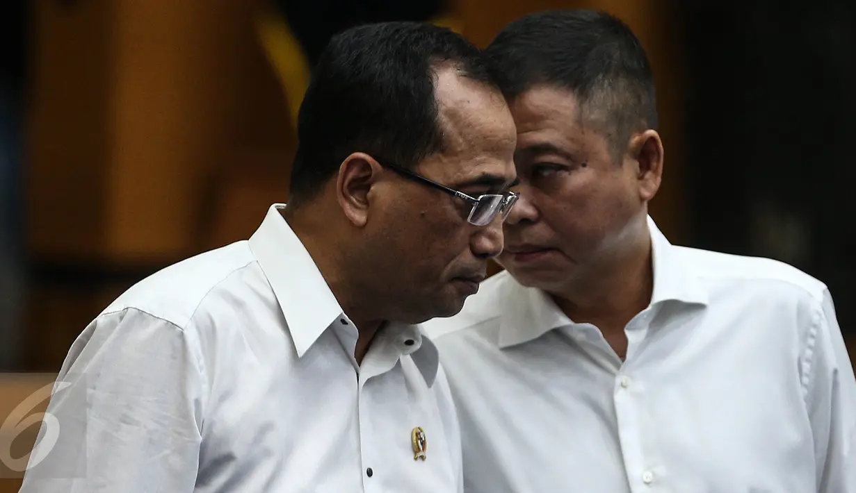 Ignasius Jonan berbincang dengan Budi Karya Sumadi saat acara serah terima jabatan (sertijab) Menteri Perhubungan di Gedung Kemenhub, Jakarta, Kamis (28/7). Budi Karya Sumadi resmi menjadi Menhub menggantikan Ignasius Jonan. (Liputan6.com/Faizal Fanani)