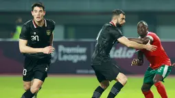 Pemain Timnas Indonesia, Jordi Amat dan Elkan Baggot, saat melawan Burundi pada pertandingan kedua FIFA Matchday di Stadion Patriot Candrabhaga, Bekasi, Selasa (28/3/2023). Kedua tim bermain imbang 2-2. (Bola.com/M Iqbal Ichsan)