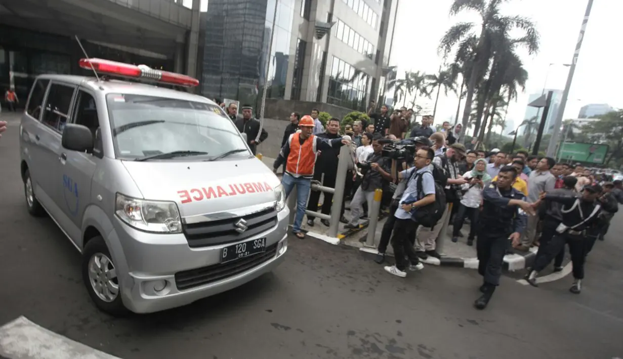 Mobil ambulans petugas medis membawa korban ambruknya balkon BEI di Jakarta, Senin (15/1). Puluhan korban dievakuasi ke rumah sakit terdekat, yaitu RS Siloam dan RS Mintoharjo. (Liputan6.com/Arya Manggala)