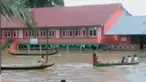 Sejumlah warga sudah terlihat mempersiapkan diri dengan membuat jalan darurat dari papan.