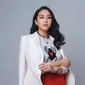 Memadukan kaos dan bawahan rok merah serta jas putih, gaya bintang film 'Petualangan Sherina' ini bisa jadi inspirasi OOTD para netizen.(Liputan6.com/IG/@sherinasinna)