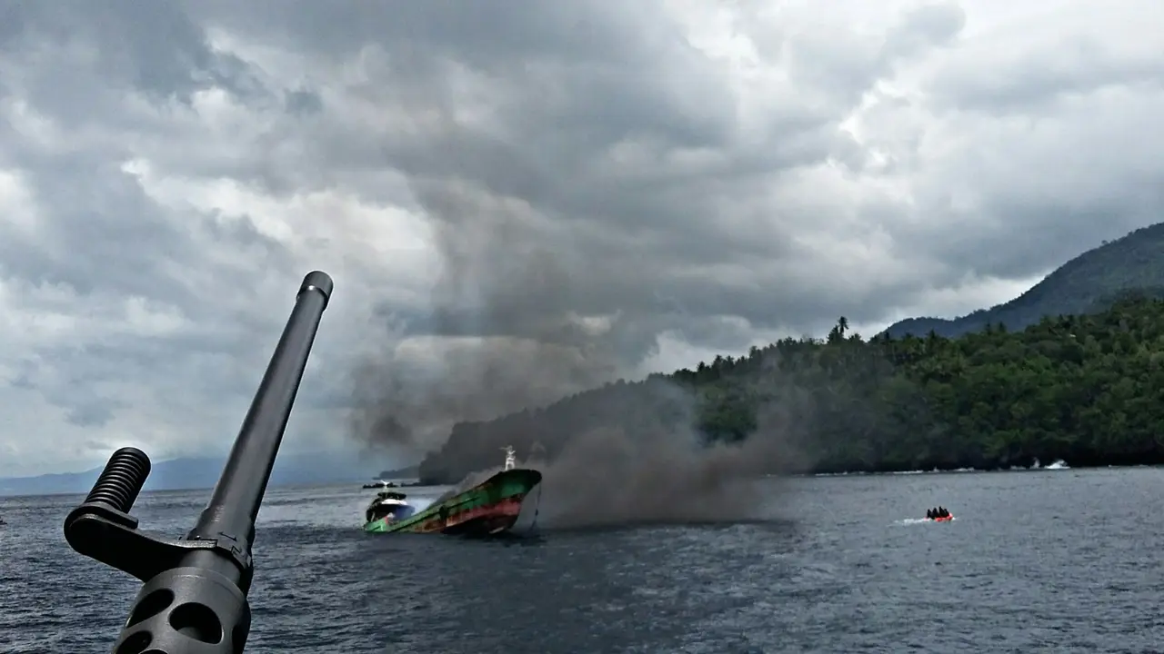 2 Kapal Pencuri Ikan Diledakkan di Ternate
