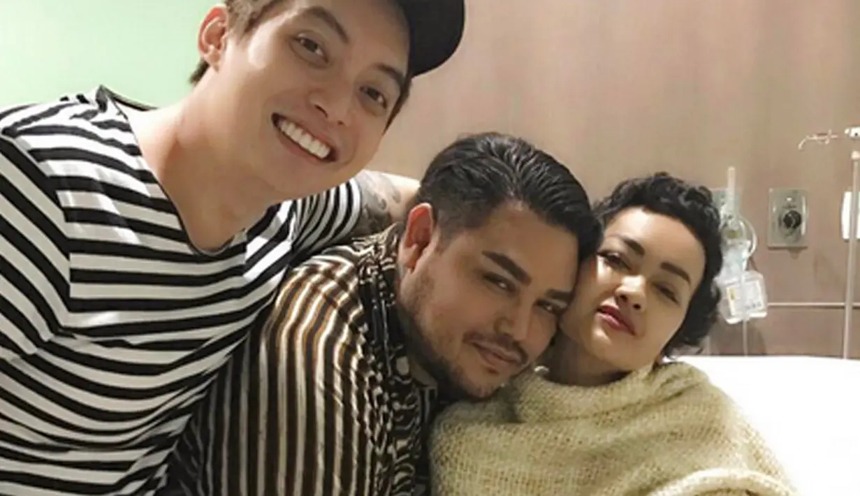 Masih terbaring di rumah sakit, Julia Perez tak henti mendapat dukungan dari para sahabat. Seperti halnya Ivan Gunawan dan Edric Chandra yang menyempatkan diri untuk menjenguk sahabatnya itu. (Instagram/ivangunawan)