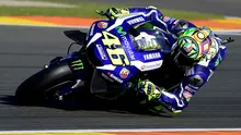 Valentino Rossi mengalami kecelakaan ketika menjalani setengah sesi tes yang berlangsung selama tujuh jam walau akhirnya tetap keluar sebagai runner-up pada hari pertama tes dengan mencatatkan waktu terbaik 1 menit 30,950 detik. (AFP/Jose Jordan)