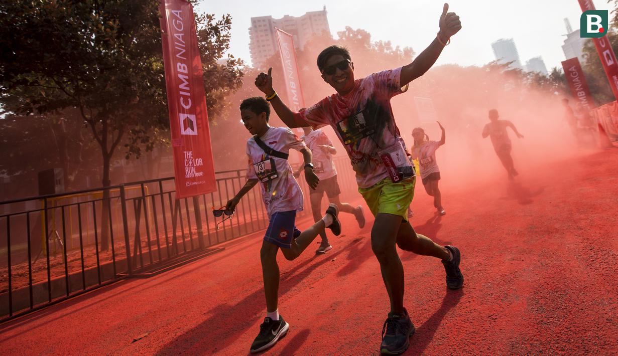 Para peserta berlari saat mengikuti ajang CIMB Niaga Color Run di Senayan, Jakarta Selatan, Minggu (16/9/2018). Sebanyak 13.000 peserta ambil bagian pada ajang lari sejauh lima kilometer. (Bola.com/Vitalis Trisna)