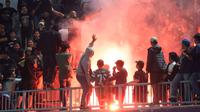 Suporter PSS Sleman membakar flare saat melawan Dewa United pada laga pekan ke-15 BRI Liga 1 di Stadion Indomilk Arena, Tangerang, Jumat (6/10/2023). PSS Sleman kalah dengan skor 1-3. (Bola.com/M. Iqbal Ichsan)