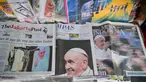 Beberapa surat kabar di Indonesia memuat berita utama tentang wafatnya Paus Fransiskus, Jakarta pada 22 April 2025. (BAY ISMOYO/AFP)