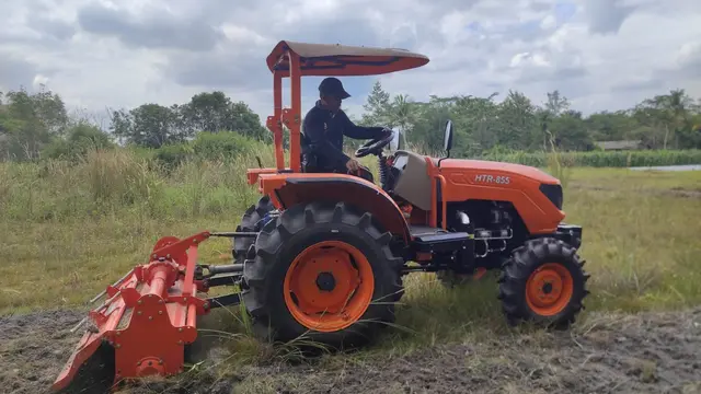 133 Traktor Baru Perkuat Petani Ogan Komering Ilir Menuju Pertanian Modern