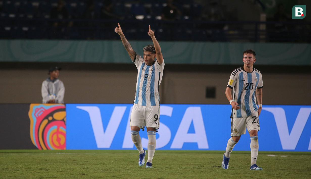 <p>Selebrasi pemain Timnas Argentina U-17, Agustin Ruberto (kiri) setelah mencetak gol ketiga ke gawang Timnas Jepang U-17 pada laga kedua Grup D Piala Dunia U-17 2023 di Stadion Si Jalak Harupat, Kabupaten Bandung, Selasa (14/11/2023). (Bola.com/Ikhwan Yanuar)</p>