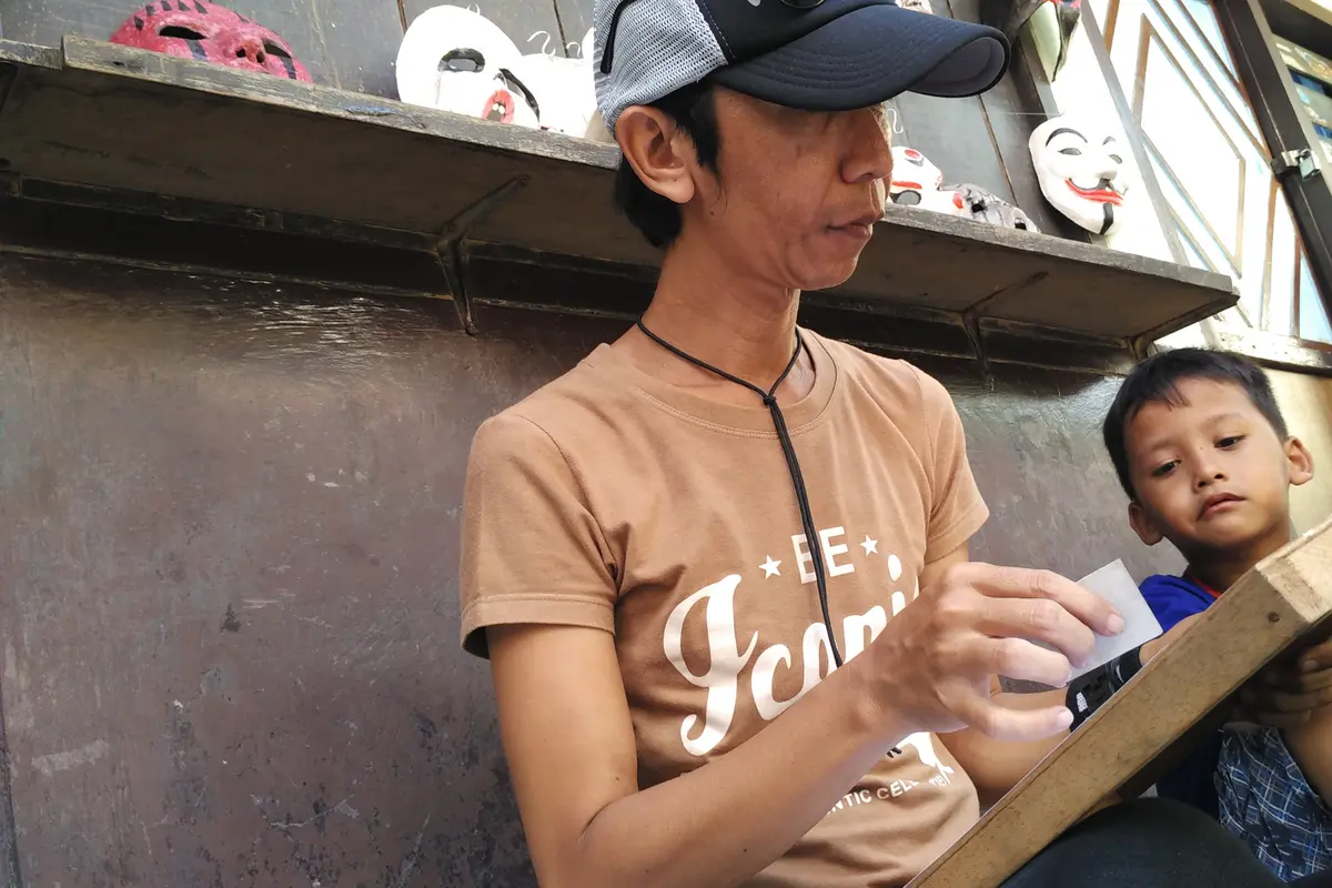 Bimbim Slank 'KW' Jadi Guru Lukis di Pasar Rakyat Bukit Duri