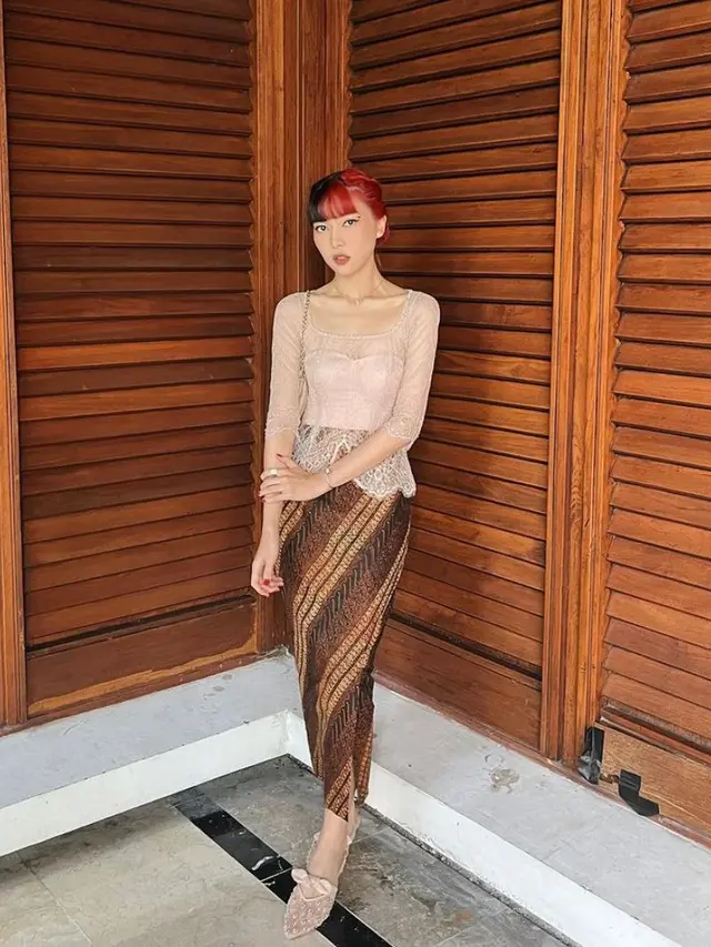 Gaya Isyana Sarasvati Berkebaya Pink dengan Rambut Nyentrik saat Kondangan, Curi Perhatian