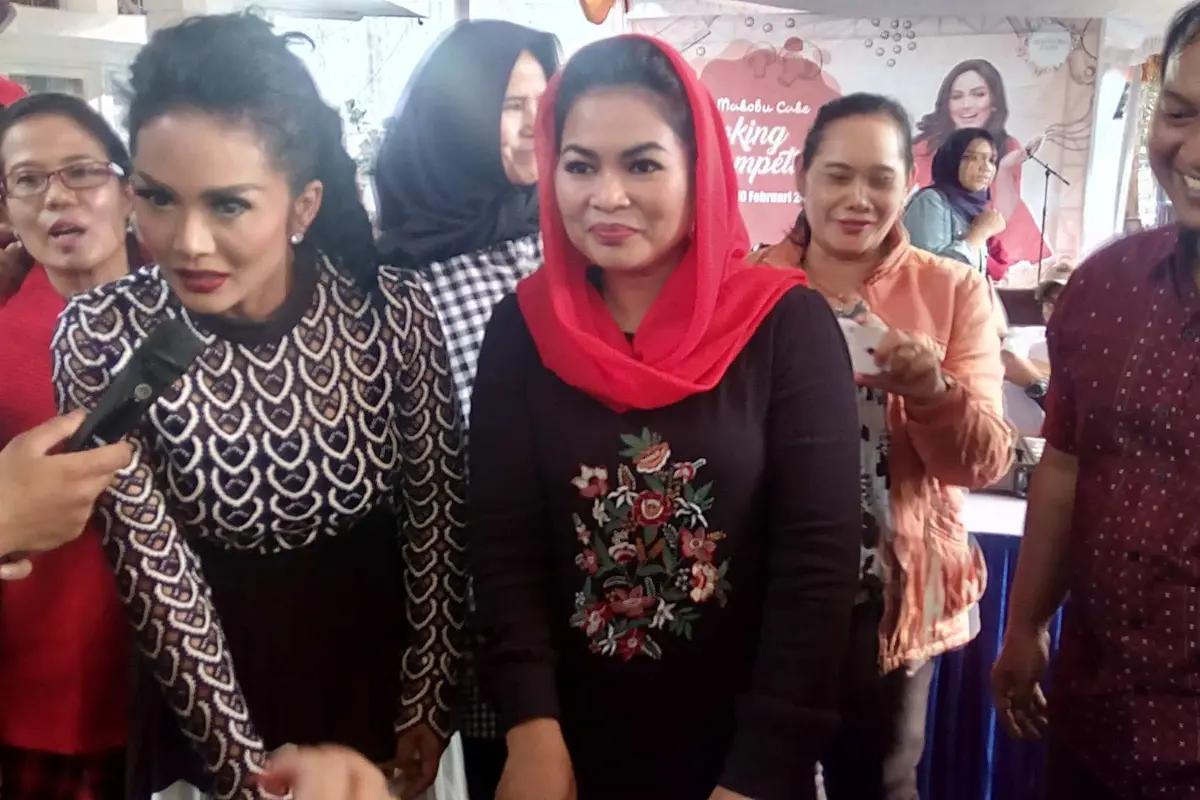 Puti Soekarno Jadi Juri Lomba Masak di Toko Kue Krisdayanti
