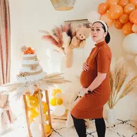 Gracia Indri diselimuti perasaan bahagia sepanjang masa kehamilannya yang pertama bersama Jeffrey Slipjen. Selain memiliki suami siaga, Gracia Indri juga memiliki keluarga dan sahabat yang perhatian dengan memberikan kejutan baby shower. (instagram/acit_dibelanda)
•