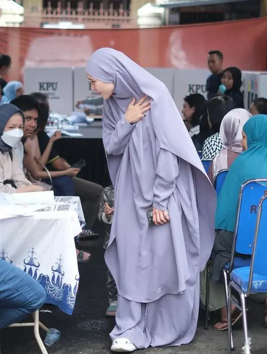 Zaskia Adya Mecca tampil mengenakan one set syari warna flint, terdiri dari warna ungu dan abayanya. [@zaskiaadyamecca]