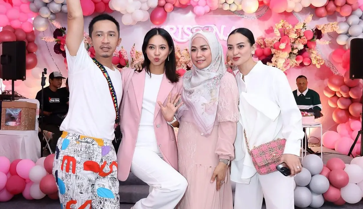 Tempat acara didominasi dengan nuansa pink dan putih. Balon-balon menghiasi berbagai ukuran yang juga dominasi warna merah dan putih menghiasi panggung. Tampak hadir juga penyanyi Lucky Resha dan Rini Yulianti yang juga mengenakan dress code merah muda. [Instagram/amingisback/rahulgobeltukangphoto]