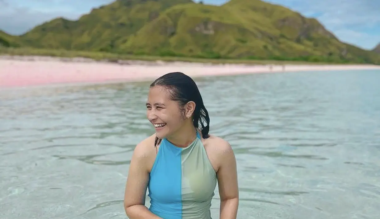 Berenang di pulau pink, Prilly tampil dengan wajah tanpa makeup bahkan lipstiknya. Credit: Instagram (@prillylatuconsina96)