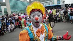 Badut menghibur masyarakat saat car free day di kawasan Bunderan HI, Jakarta, Minggu (9/12). Aksi Aku Badut Indonesia  tersebut merupakan bentuk kampanye positif yang bertujuan untuk mengajak masyarakat peduli terhadap sesama. (Liputan6.com/Faizal Fanani)