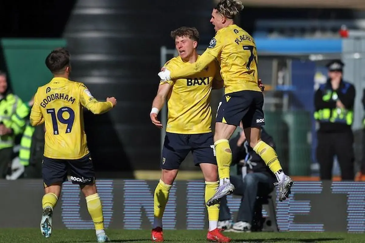 Ole Romeny merayakan golnya bersama Oxford United di Championship 2024/2025 (c) Ofisial website Oxford United