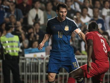 Timnas Argentina dipastikan akan mengunjungi Indonesia pada 19 Juni 2023 dalam laga FIFA Matchday menghadapi Timnas Indonesia senior di Stadion Utama Gelora Bung Karno (SUGBK). Kabarnya PSSI mesti mengeluarkan mahar di kisaran Rp89 miliar hingga Rp119 miliar. Harga tersebut tentunya jauh lebih tinggi dibandingkan saat Argentina bertanding menghadapi Hong Kong pada tahun 2014. Kala itu HKFA, PSSI-nya Hong Kong mengeluarkan total 30 juta dolar Hong Kong atau setara Rp57,3 miliar untuk mendatangkan Lionel Messi bersama Timnas Argentina, di mana dalam laga tersebut La Pulga hanya bermain selama 30 menit dengan mencetak 2 gol dalam laga yang berakhir 7-0. (AFP/Anthony Wallace)