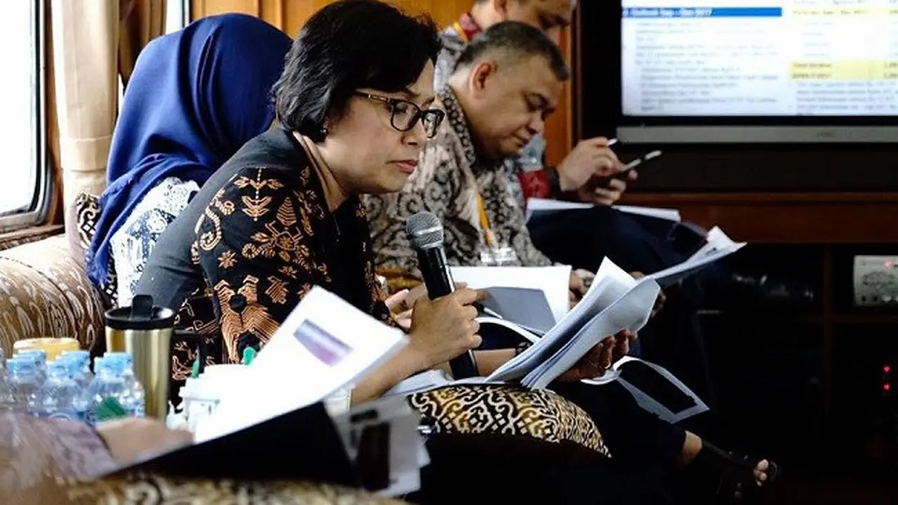 Sri Mulyani memimpin rapat di kereta (foto: Facebook Sri Mulyani)
