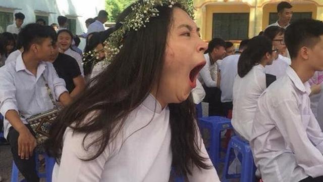 6 Potret Menahan Kantuk Ini Kocak, Ada yang Menguap Lebar