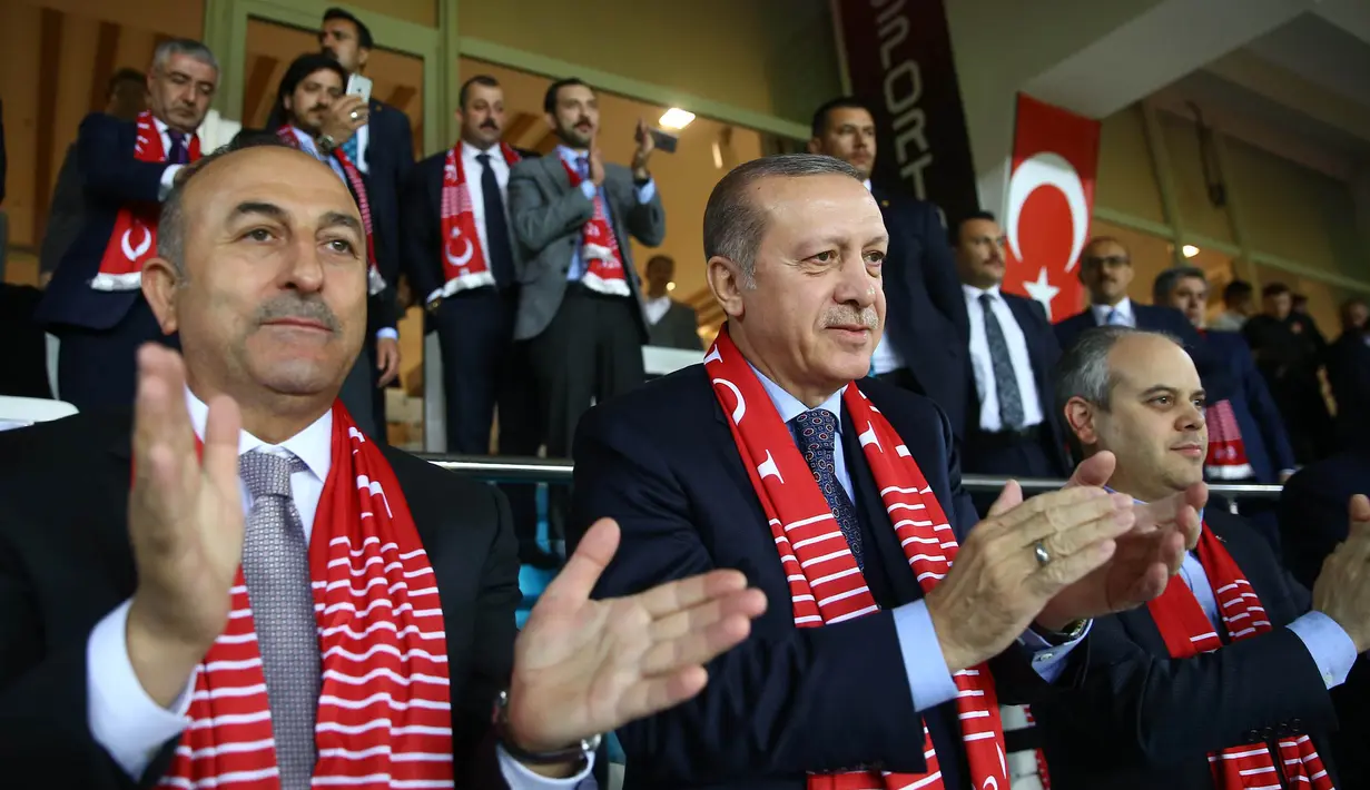 Presiden Turki, Tayyip Erdogan, memberikan tepuk tangan saat Timnas Turki berhasil membobol gawang Finlandia. Namun kemenangan ini masih belum cukup untuk mengangkat posisi Turki dari posisi empat Grup I. (AFP/Kayhan Ozer)