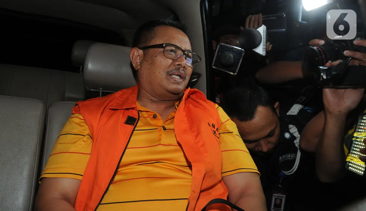 Bupati Indramayu, Supendi saat berada dalam mobil tahanan usai menjalani pemeriksaan 1 x 24 jam pasca terjaring Operasi Tangkap Tangan (OTT) terkait dugaan suap pengaturan proyek dilingkungan Pemkab Indramayu tahun 2019 di Gedung KPK, Jakarta, Rabu (16/10/2019). (merdeka.com/Dwi Narwoko)