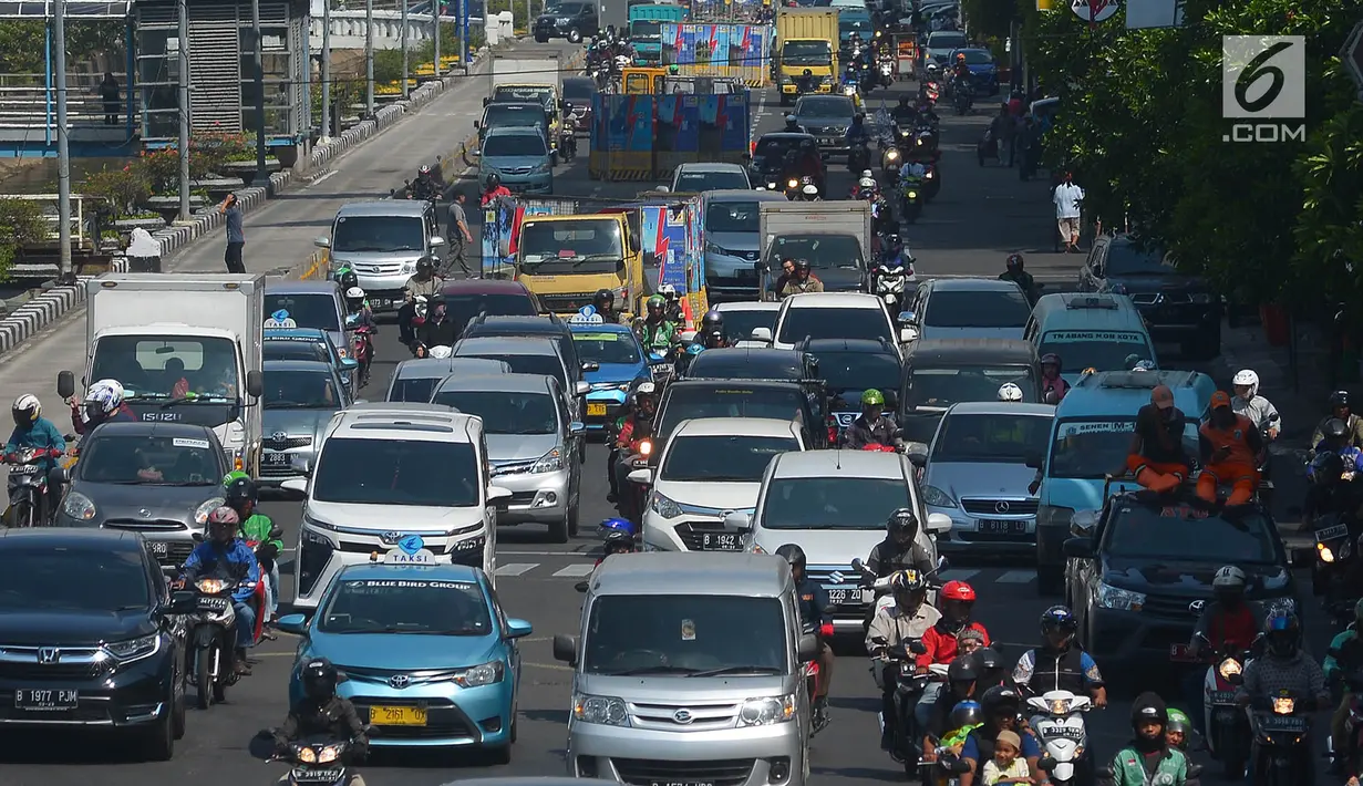 Kondisi arus lalu lintas di dekat galian kabel yang berada di tengah jalan Gajah Mada, Jakarta, Sabtu (12/5). Galian kabel instalasi listrik yang berada di tengah jalan ini membuat arus lalu lintas sedikit tersendat. (Merdeka.com/Imam Buhori)