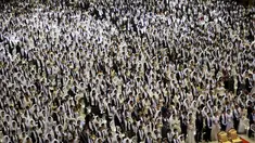 Ribuan pasangan mengambil bagian dalam pernikahan massal oleh Gereja Unifikasi Korea Selatan, Sabtu (20/02). Sebanyak 3.000 pasangan dari 62 negara ikut serta dalam acara ini.( REUTERS / Kim Hong - Ji)